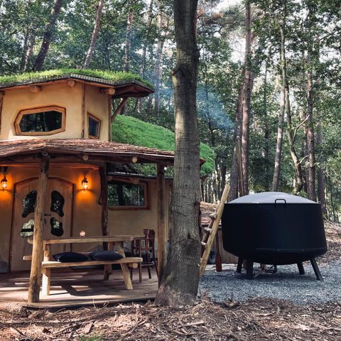 UNUSUAL ACCOMMODATION 4 people - Tiny house Hobbit with hot tub