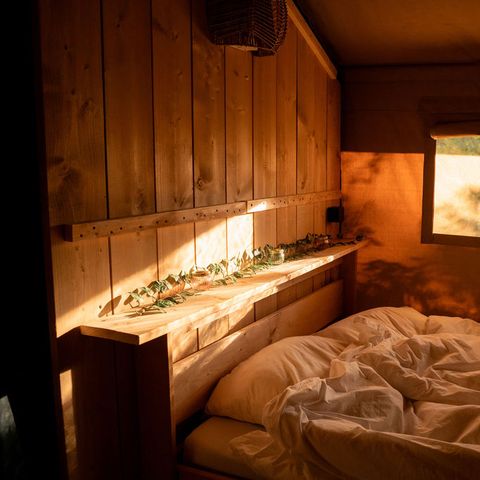 CANVAS AND WOOD TENT 4 people - including sanitary facilities