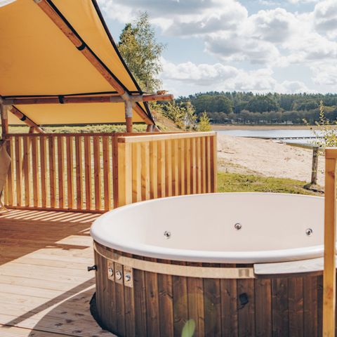 Canvas and wooden tent 4 persons - Glamfield Lodge Deluxe with hot tub