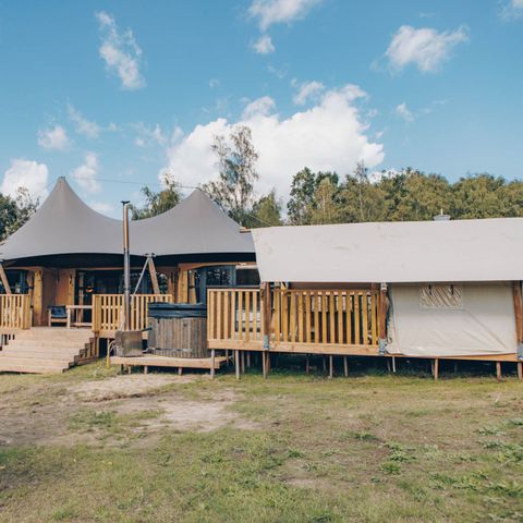 Canvas and wooden tent 4 persons - Glamfield Lodge Deluxe with hot tub