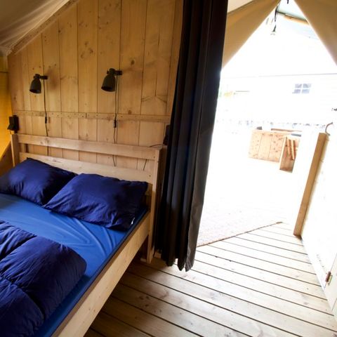 Canvas and wooden tent 4 persons - including sanitary facilities