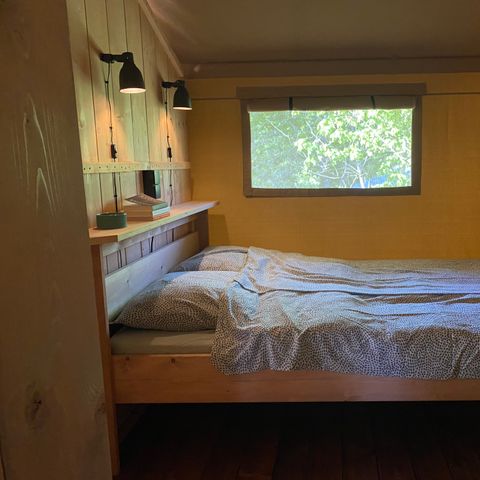 CANVAS AND WOOD TENT 4 people - including sanitary facilities