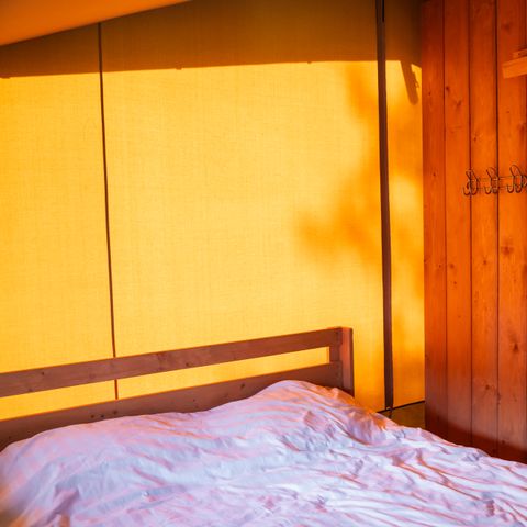 Canvas and wooden tent 4 persons - including sanitary facilities