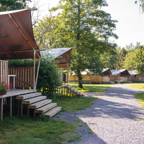 Canvas and wooden tent 4 persons - including sanitary facilities
