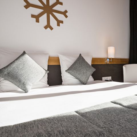 BEDROOM 2 people - Deluxe Double Room - Slopes & Terrace View