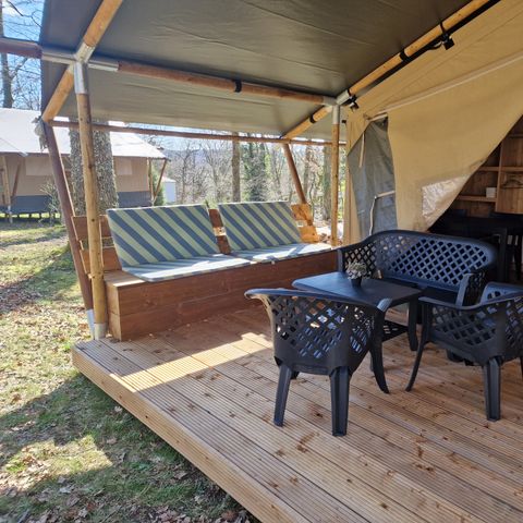 Canvas and wooden tent 4 persons - including sanitary facilities