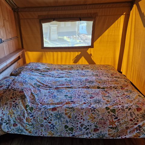 Canvas and wooden tent 4 persons - including sanitary facilities