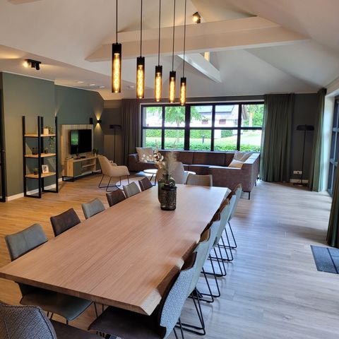 HOUSE 14 people - the Woodpecker