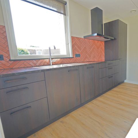 HOUSE 8 people - Coral