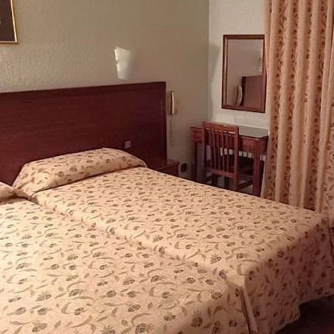 BEDROOM 4 people - Quadruple Room - Garden View