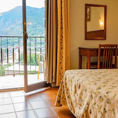 BEDROOM 4 people - Quadruple Room - Garden View