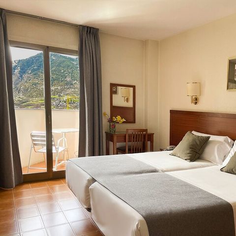 BEDROOM 4 people - Quadruple Room - Garden View