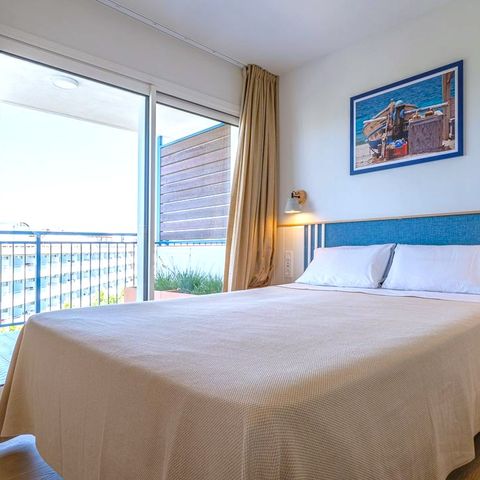 APARTMENT 5 people - 2-bedroom flat ADDITIONAL ACCESS TO CAMPING and paying car park