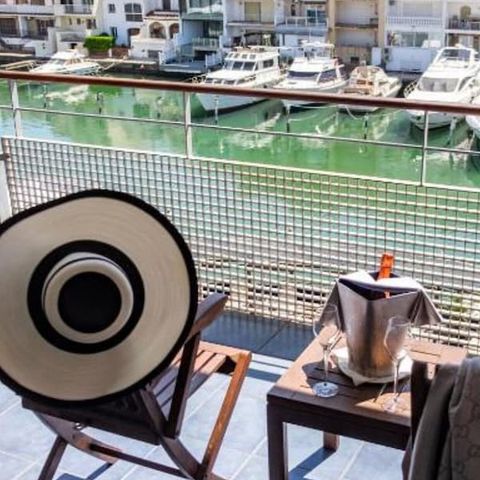 Bedroom 3 persons - Double - Additional bed - Balcony - Canal view