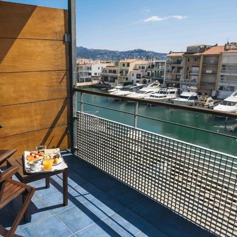 Bedroom 3 persons - Double - Additional bed - Balcony - Canal view