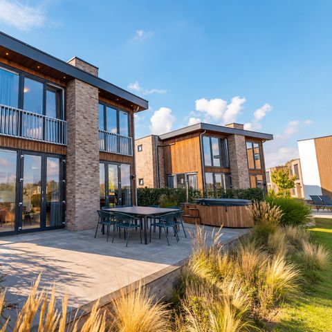 Villa 10 persons - Maas Waterzicht with hot tub and sauna