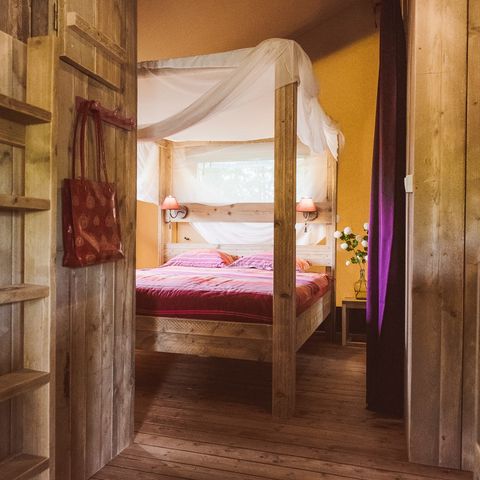 CANVAS AND WOOD TENT 6 people - including sanitary facilities