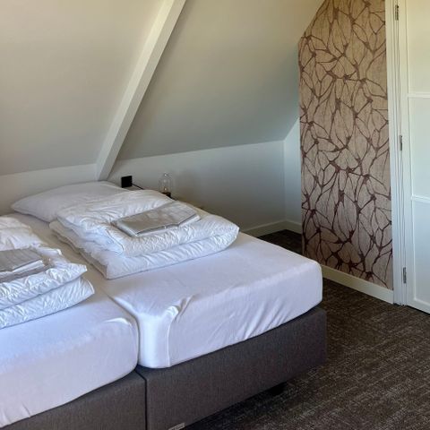 BEDROOM 2 people