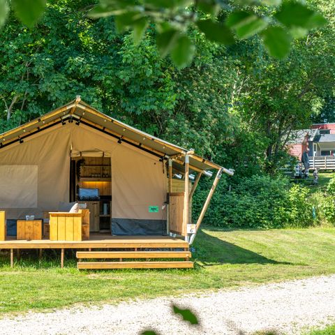 Canvas and wooden tent 5 persons - including sanitary facilities