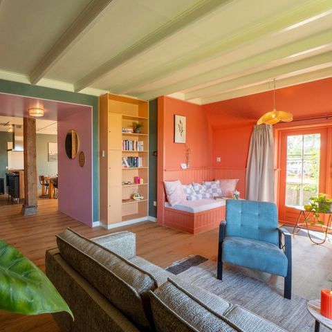 HOUSE 8 people - The Front House