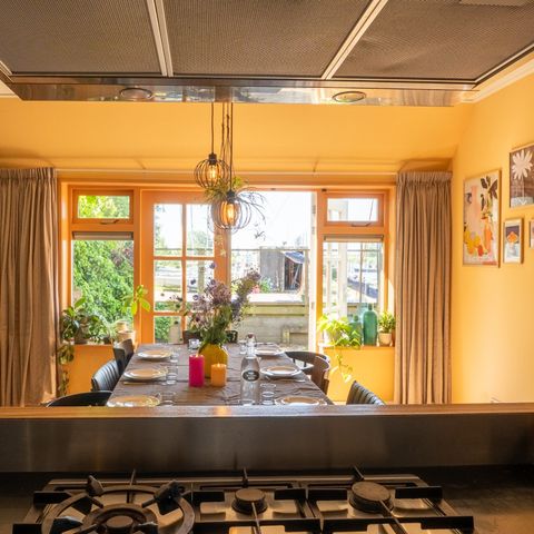 HOUSE 8 people - The Front House