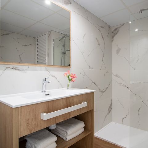 BEDROOM 3 people - DOUBLE ROOM + EXTRA BED - BALCONY - BREAKFAST INCLUDED