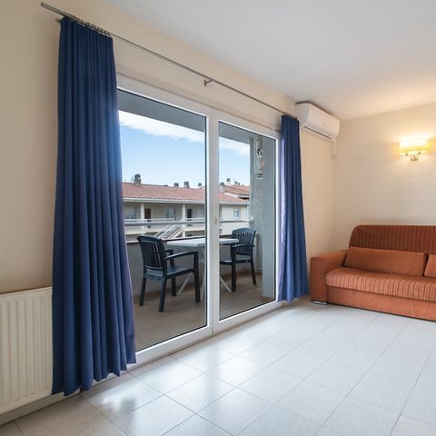APARTMENT 3 people - 1 bedroom flat - 2 adults + 1 child (under 12) or 3 adults - Economy