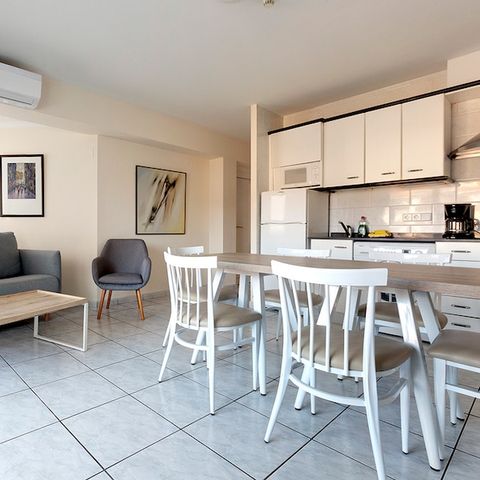 APARTMENT 5 people - 2-bedroom flat - 4 adults + 1 child (under 12) or 5 adults