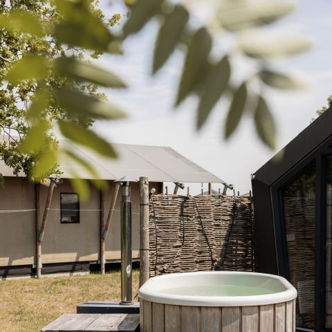 UNUSUAL ACCOMMODATION 2 people - with a hot tub