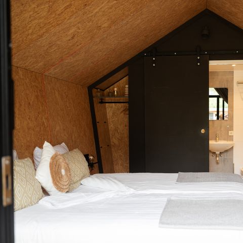 BEDROOM 2 people