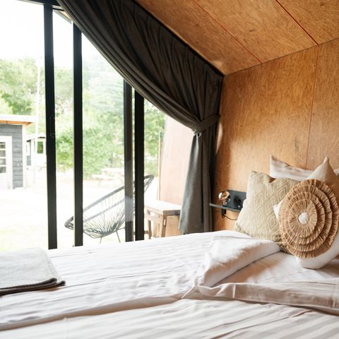 BEDROOM 2 people