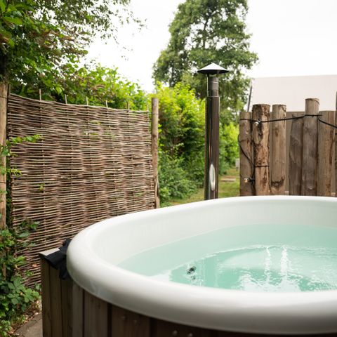 BEDROOM 2 people - with a hot tub