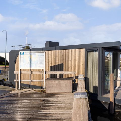 UNUSUAL ACCOMMODATION 4 people - Luxury accommodation on the water in Friesland