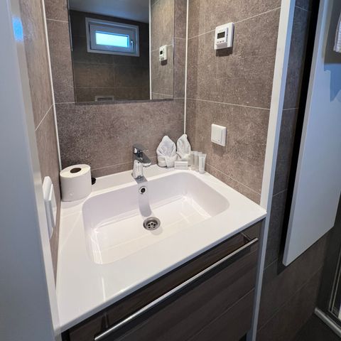 UNUSUAL ACCOMMODATION 4 people - Luxury accommodation on the water in Friesland (41)