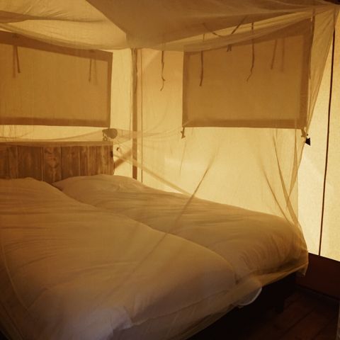 CANVAS AND WOOD TENT 4 people - including sanitary facilities