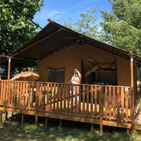 CANVAS AND WOOD TENT 4 people - including sanitary facilities