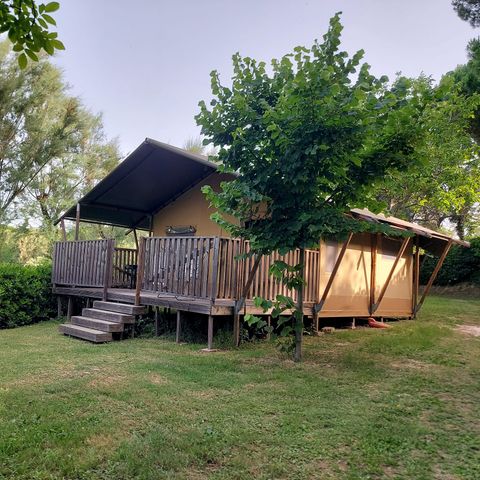 Canvas and wooden tent 4 persons - including sanitary facilities