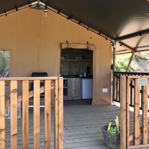 CANVAS AND WOOD TENT 4 people - including sanitary facilities