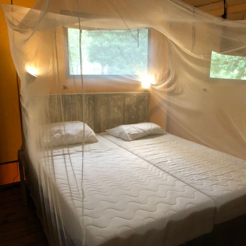 Canvas and wooden tent 6 persons - including sanitary facilities