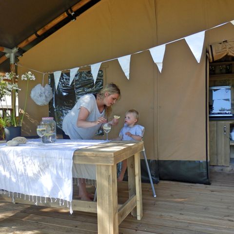 Canvas and wooden tent 4 persons - including sanitary facilities