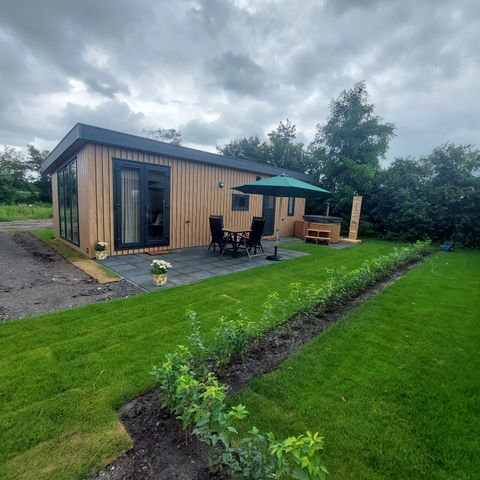 Chalet 4 persons - Luxury – with a hot tub and an outdoor cold-water shower