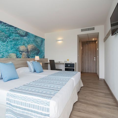 Bedroom 2 persons - Double Room – Balcony – Pool View