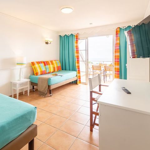 Apartment 6 persons - Sleeps 6 – 2 bedrooms – Terrace – Sea view – Prime location – Air-conditioned