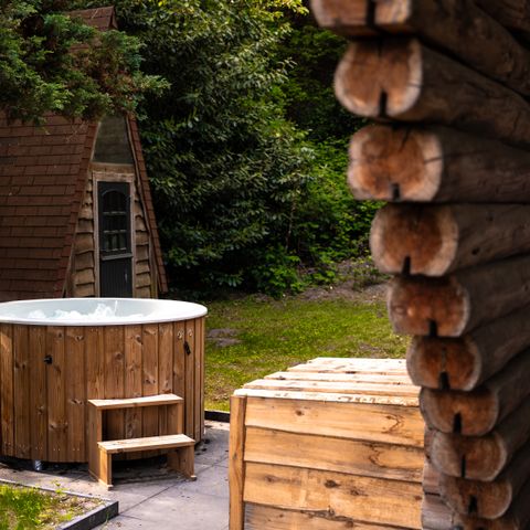 HOUSE 6 people - 'The Forest Ranger's Cottage' with a hot tub