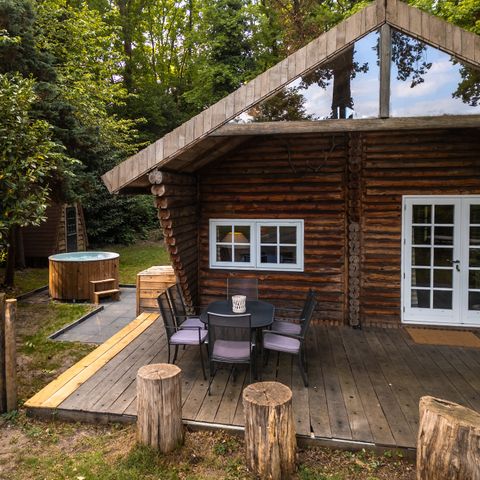 HOUSE 6 people - 'The Forest Ranger's Cottage' with a hot tub