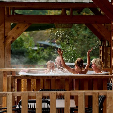 CHALET 4 people - Treehouse with a Hot Tub