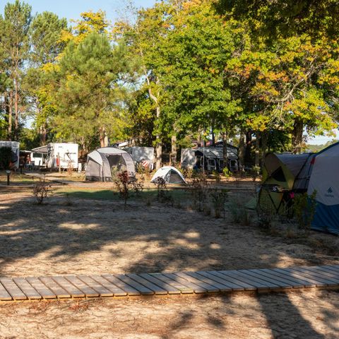 Pitch - Tent with electricity - Lake side - Pedestrian access