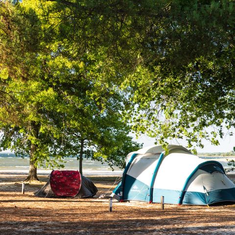 Pitch - Tent with electricity - Lake side - Pedestrian access
