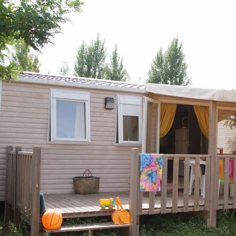 MOBILE HOME 8 people - TEXAS STANDARD.