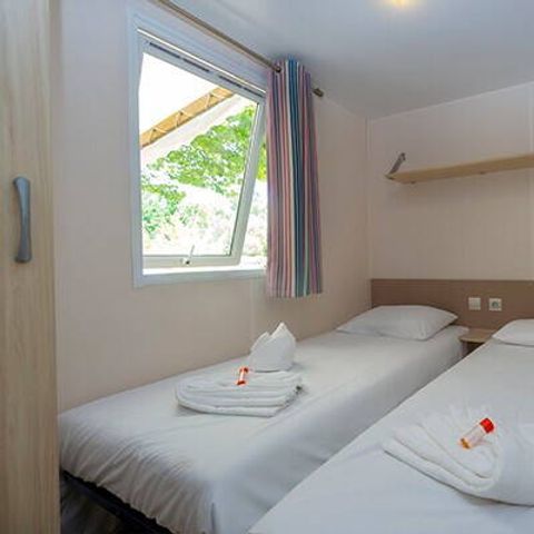 Mobile home 6 persons - Mobil-home | Classic | 3 Bedrooms | 6 Pers. | Terrace with elevated roof, not covered | Air conditioning.